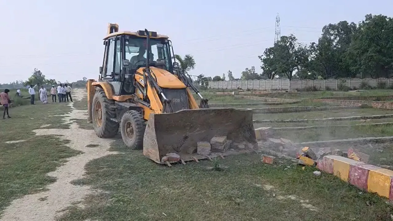 Barabanki News : बाराबंकी में भू-माफियाओं पर प्रशासन ने कसा और शिकंजा, अवैध प्लॉटिंग के खिलाफ बड़ा एक्शन, बुलडोजर से कराया ध्वस्त