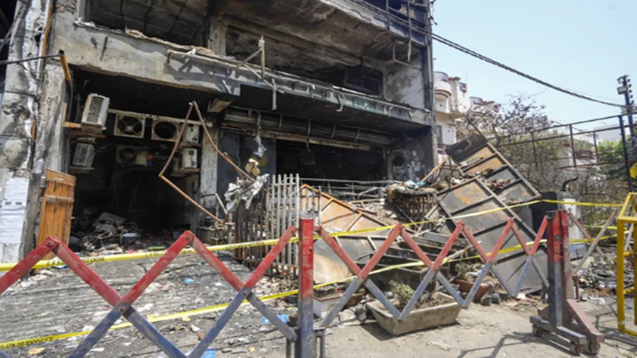 Lucknow fire incident : LDA का बड़ा एक्शन, नियम उल्लंघन पर इमारत मालिक को नोटिस; 15 दिन में मांगा जवाब