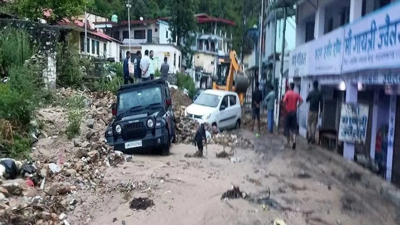 Chamoli Rain News : चमोली में मानसून की पहली बारिश बनी आफत, नारायणबगड़ में अतिवृष्टि से मलबा सड़कों पर, दुकानें और वाहन क्षतिग्रस्त