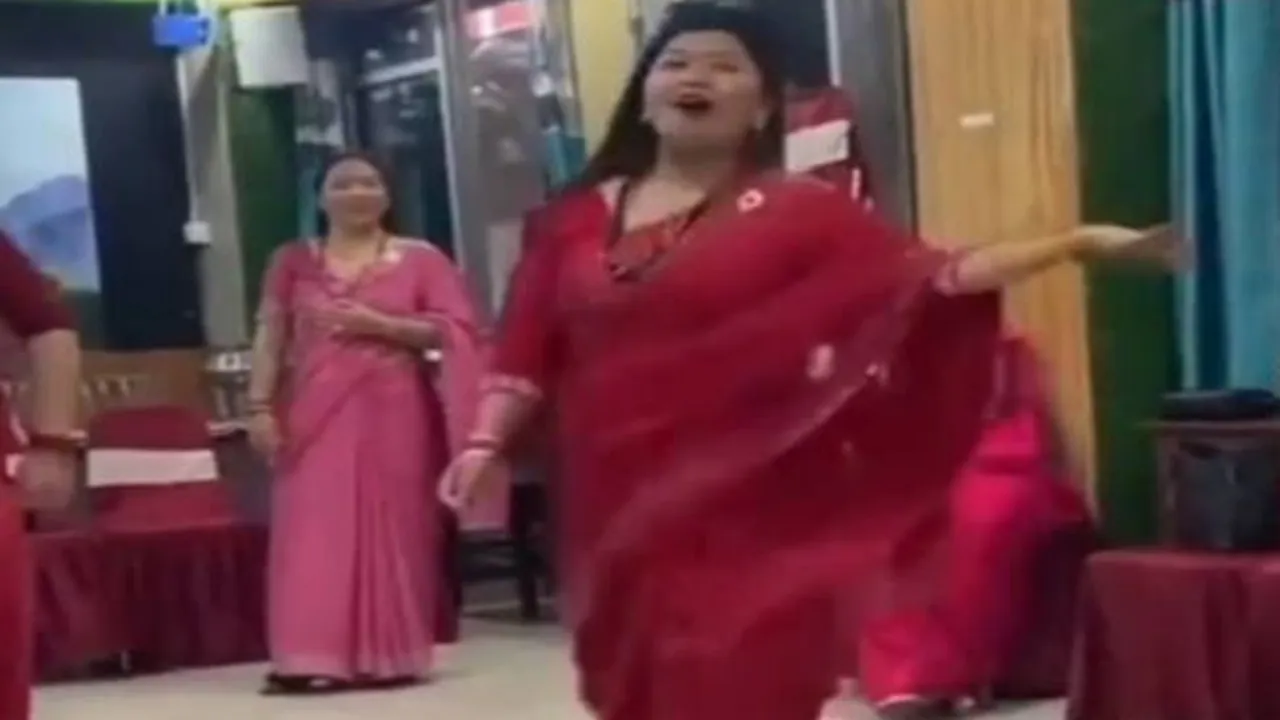 इनती भी क्या जल्दी? लाल साड़ी में डांस कर रही महिला के साथ हो गया कांड, वीडियो इंटरनेट पर वायरल 
