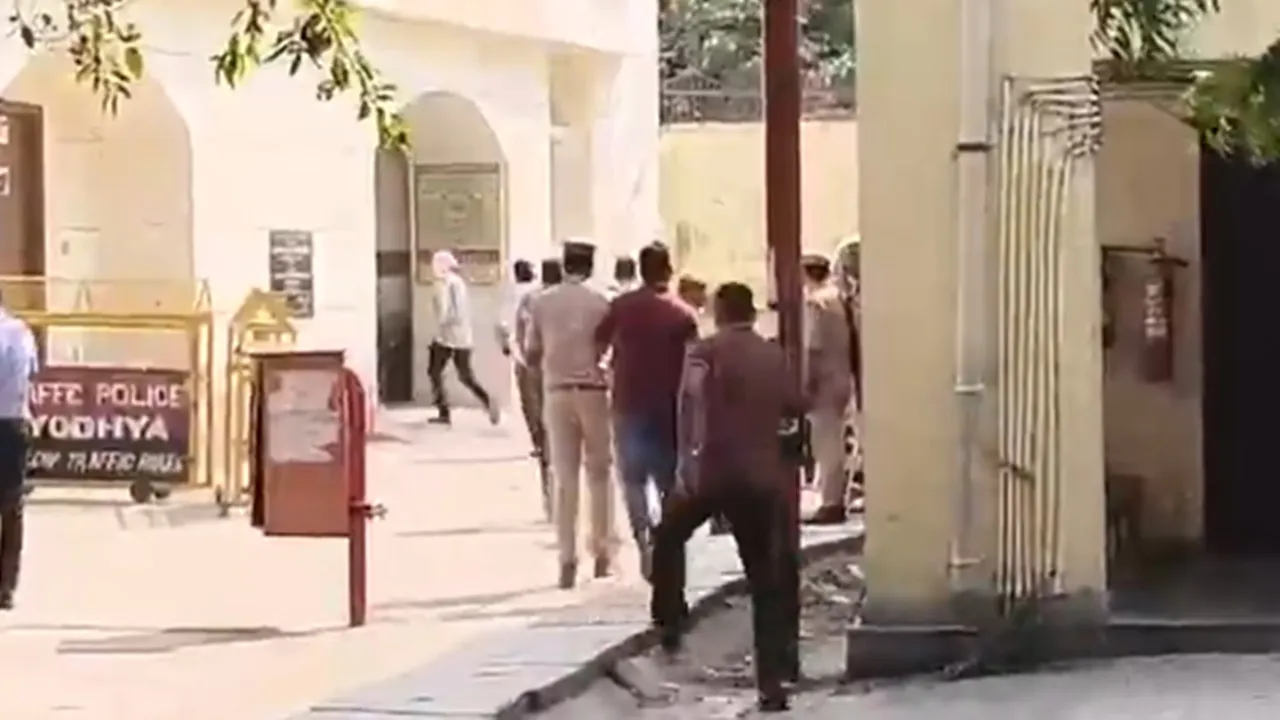 Ayodhya Ram Mandir Donation Theft : चढ़ावा चोरी मामले में गिरफ्तार सभी 8 आरोपी कोर्ट में पेश, पहले कराया गया मेडिकल