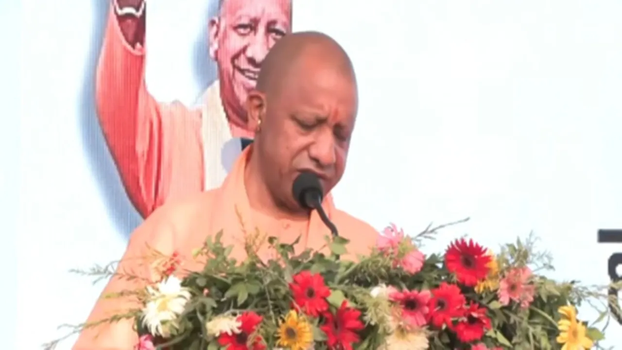  गोरखपुर पहुंचे CM योगी, एस्ट्रोमेडिक्स सुपर स्पेशियलिटी हॉस्पिटल का किया उद्घाटन
