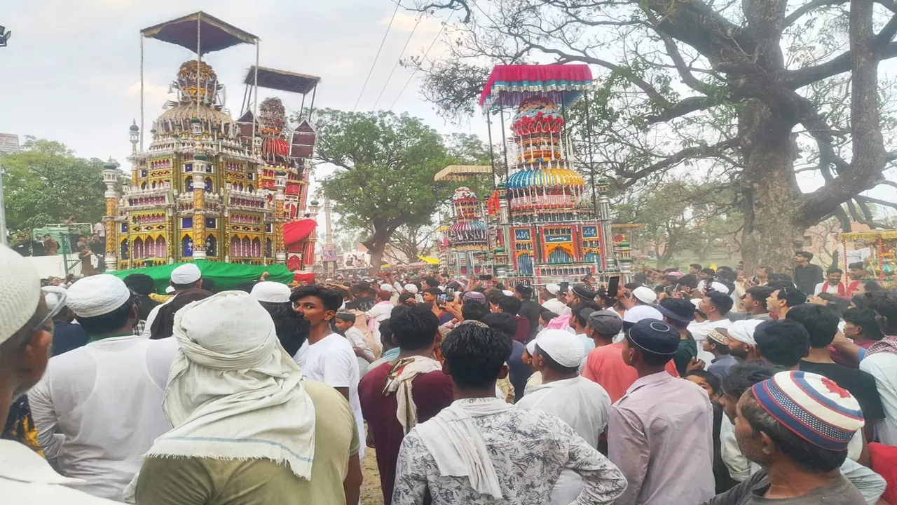 Barabanki News : गूंजी या हुसैन की सदाएं, नम आंखों ने दफ्न किए ताजिए, जुलूसों में उमड़ा सैलाब, दीदार में बरसी आखें  
