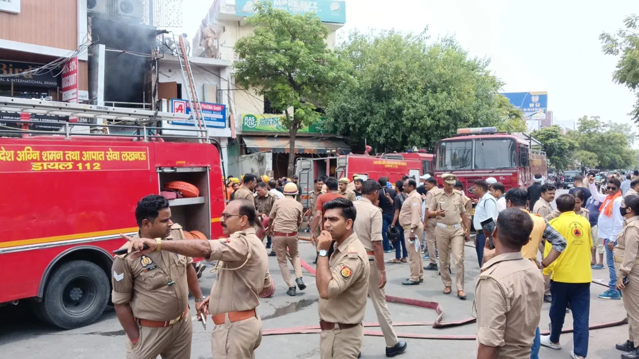 Lucknow Fire News : कुर्सी रोड पर कॉम्प्लेक्स में भीषण आग, मौके पर मची अफरातफरी