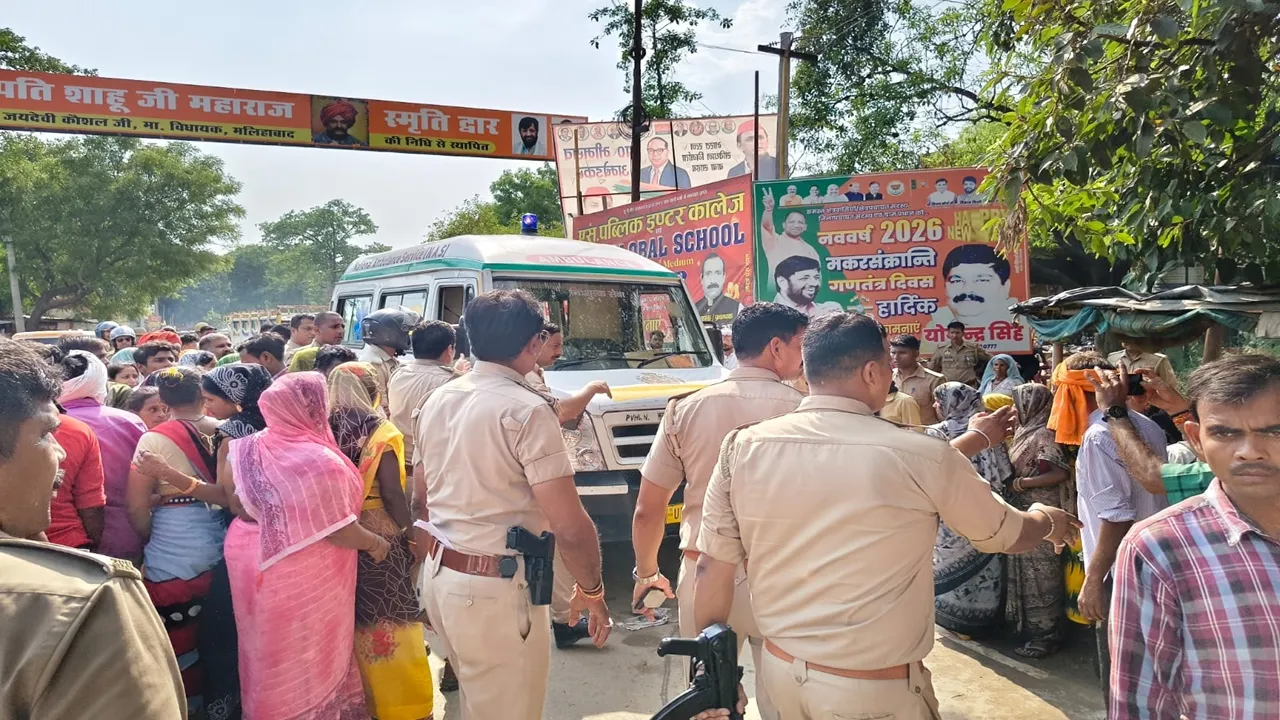 Lucknow News : सड़क हादसे में घायल महिला की इलाज के दौरान मौत, परिजनों ने शव रखकर किया प्रदर्शन