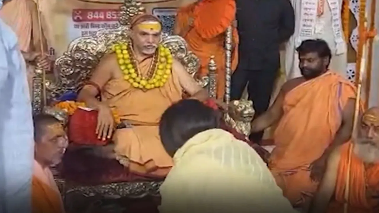 Mainpuri News : शंकराचार्य स्वामी अविमुक्तेश्वरानंद का मैनपुरी में भव्य स्वागत, डिंपल यादव समेत सपा नेताओं की मौजूदगी