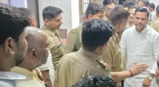 Mathura News : कैबिनेट मंत्री के भतीजे की पुलिस से तीखी बहस! छुड़वा लिया आरोपी