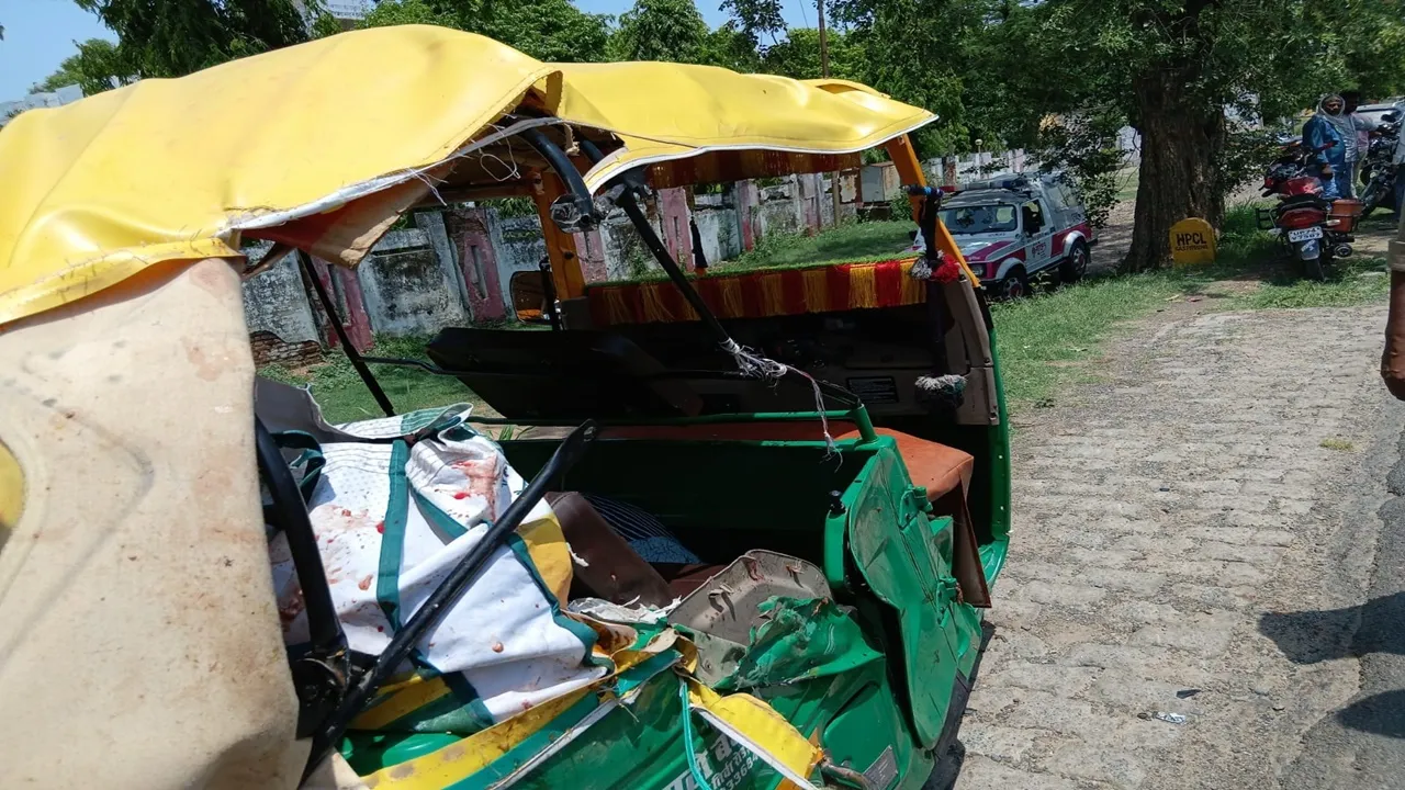 कन्नौज में रफ्तार का कहर : लोडर की टक्कर से ऑटो दो की मौत, ओवरलोडिंग बनी दुर्घटना का कारण