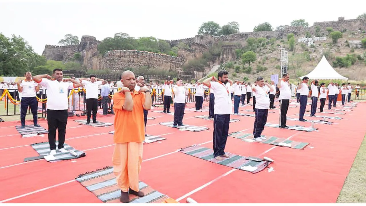 International Yoga Day : सीएम योगी ने झांसी के किले में किया योग, स्वस्थ जीवन का दिया संदेश 