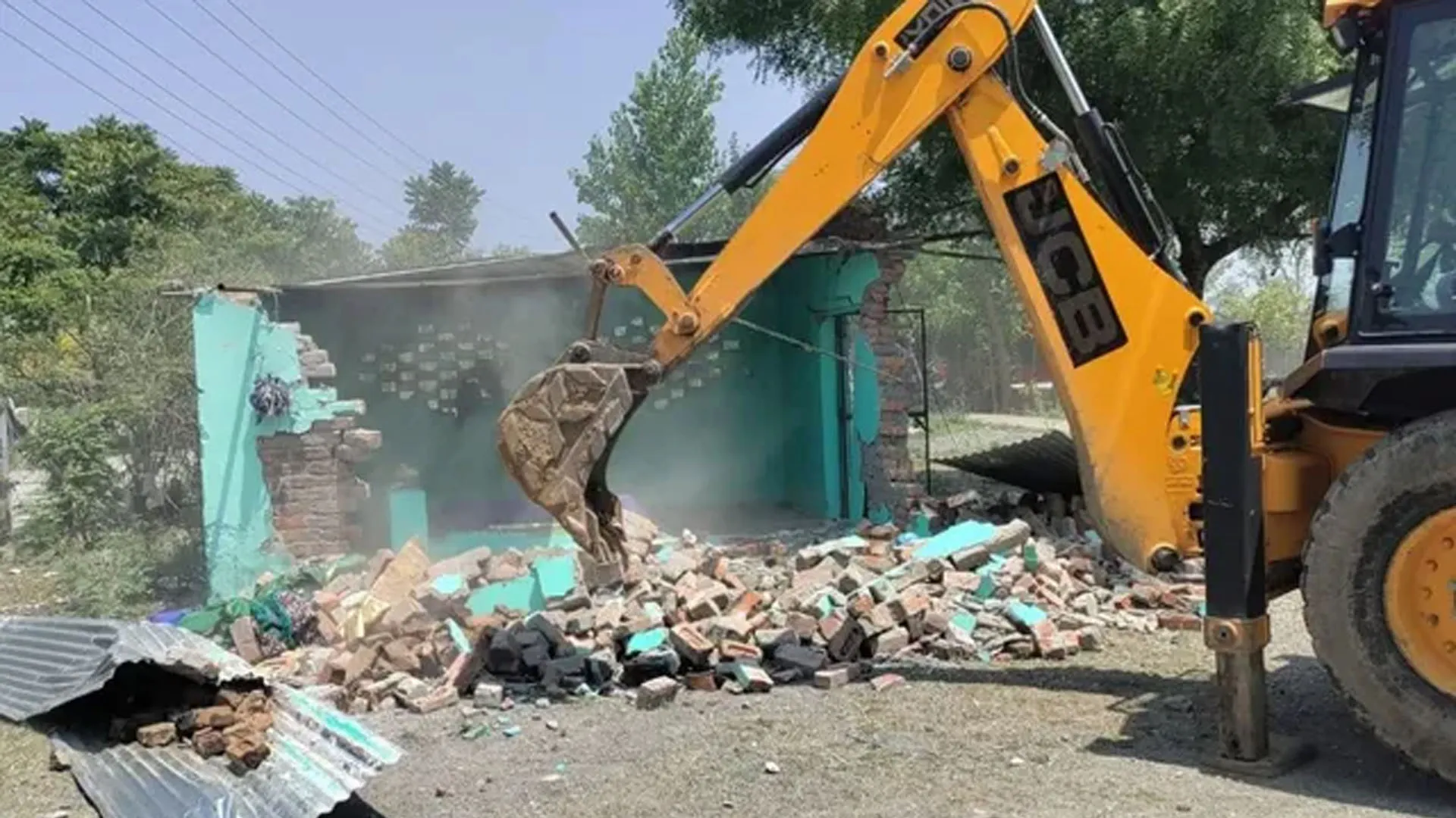 Uttrakhand News: देहरादून में मजार समेत दूसरे अवैध निर्माण ध्वस्त, राजस्व विभाग की कार्रवाई से हड़कंप