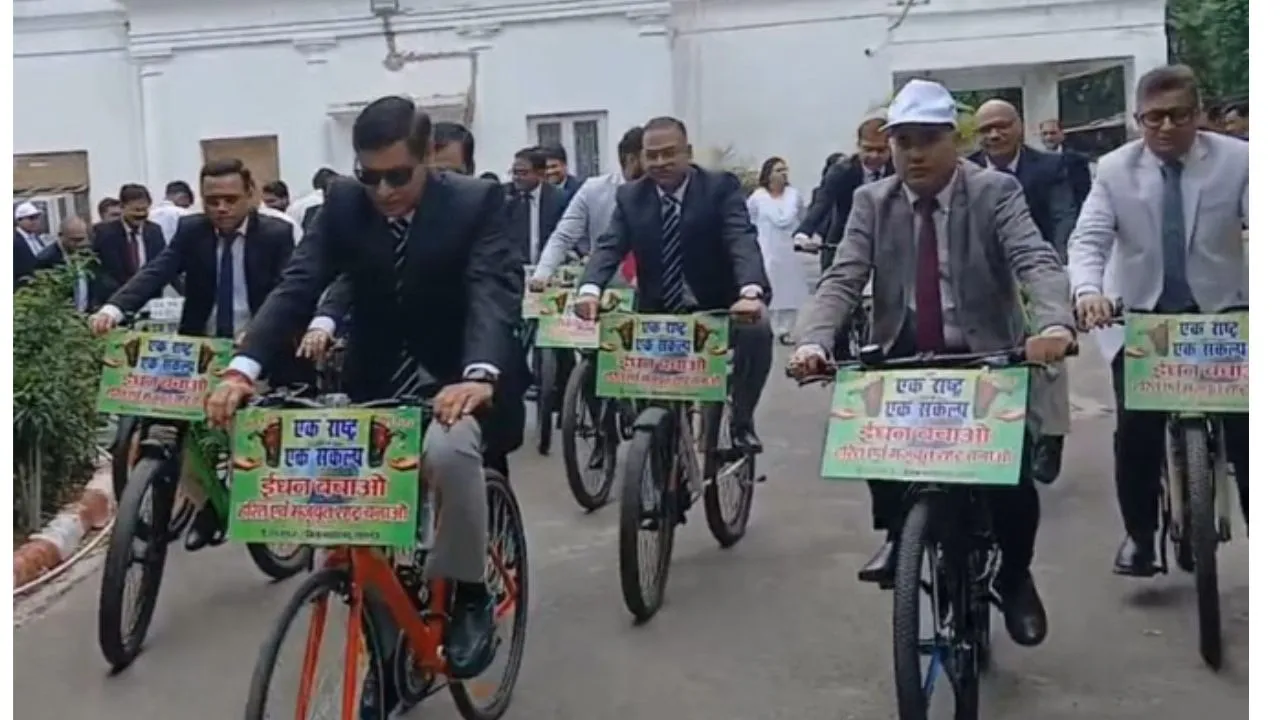 Lucknow News : ईंधन बचाने का संदेश लेकर साईकिल से निकले न्यायिक अधिकारी, योगाभ्यास और साइकिलिंग से फिटनेस की कसरत 
