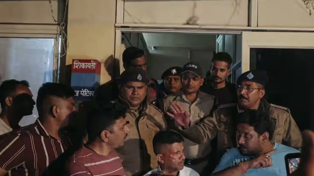 Kainchi Dham Foundation Day : कैंची धाम मेले से पहले बड़ा बवाल, छेड़छाड़ के आरोप में दो सिपाहियों की पिटाई, ग्रामीणों ने घेर लिया थाना 