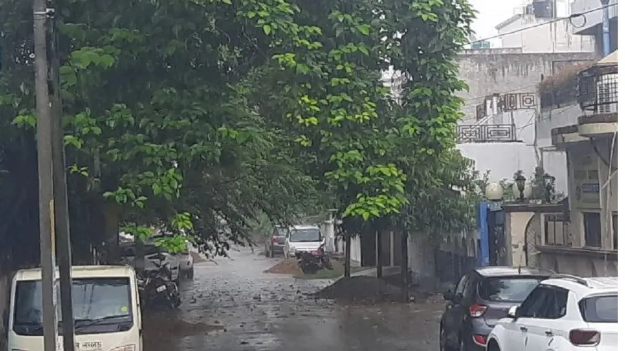 Weather Update : लखनऊ में झमाझम बारिश ने दिलाई गर्मी से राहत, 16 राज्यों का बदलने वाला है मौसम 