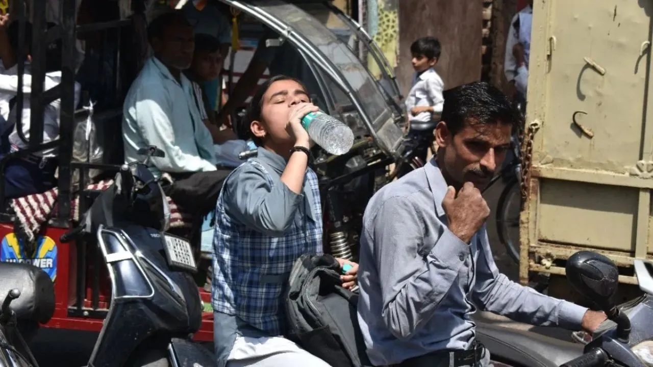 UP Weather Today : लखनऊ में उमस भरी गर्मी, यूपी के इन जिलों में आंधी-बारिश का अलर्ट 