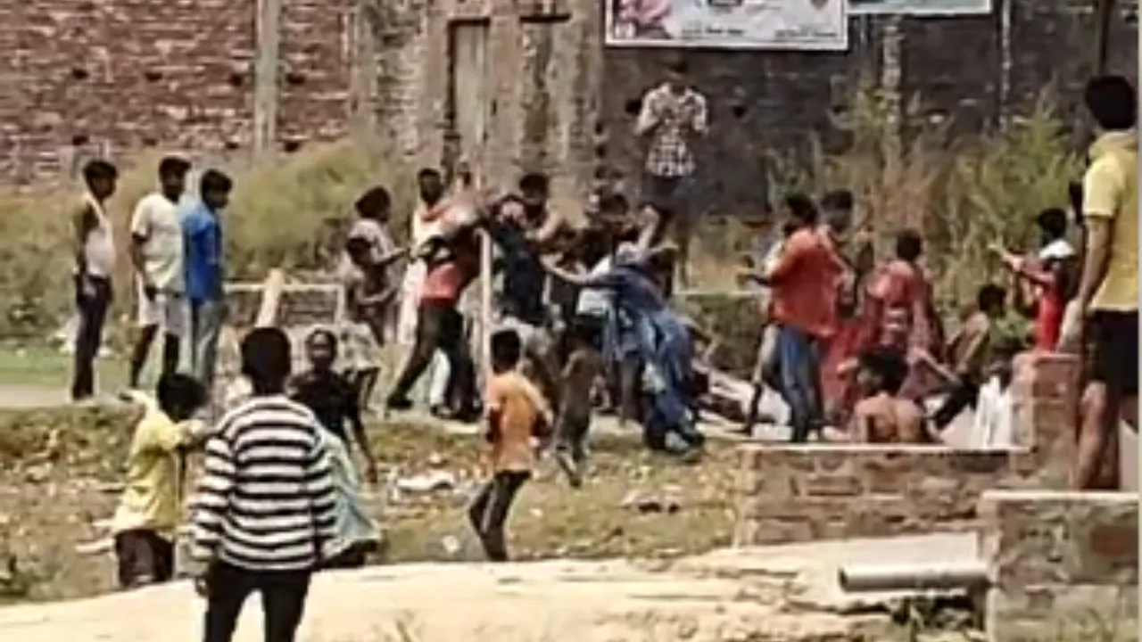 Gonda News: कूड़ा फेंकने पर बवाल, लाठी-डंडों से हिंसक झड़प; छोटे-छोटे बच्चों ने भी जमकर बरसाए डंडे, वीडियो वायरल