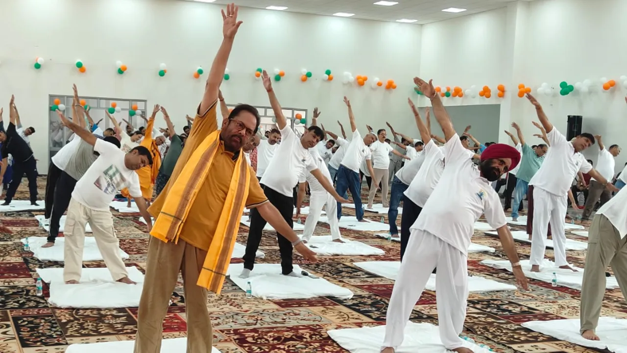 Rampur 12th International Yoga Day: राज्यमंत्री बलदेव सिंह और मुख्तार अब्बास के नेतृत्व में हजारों ने किया योगाभ्यास