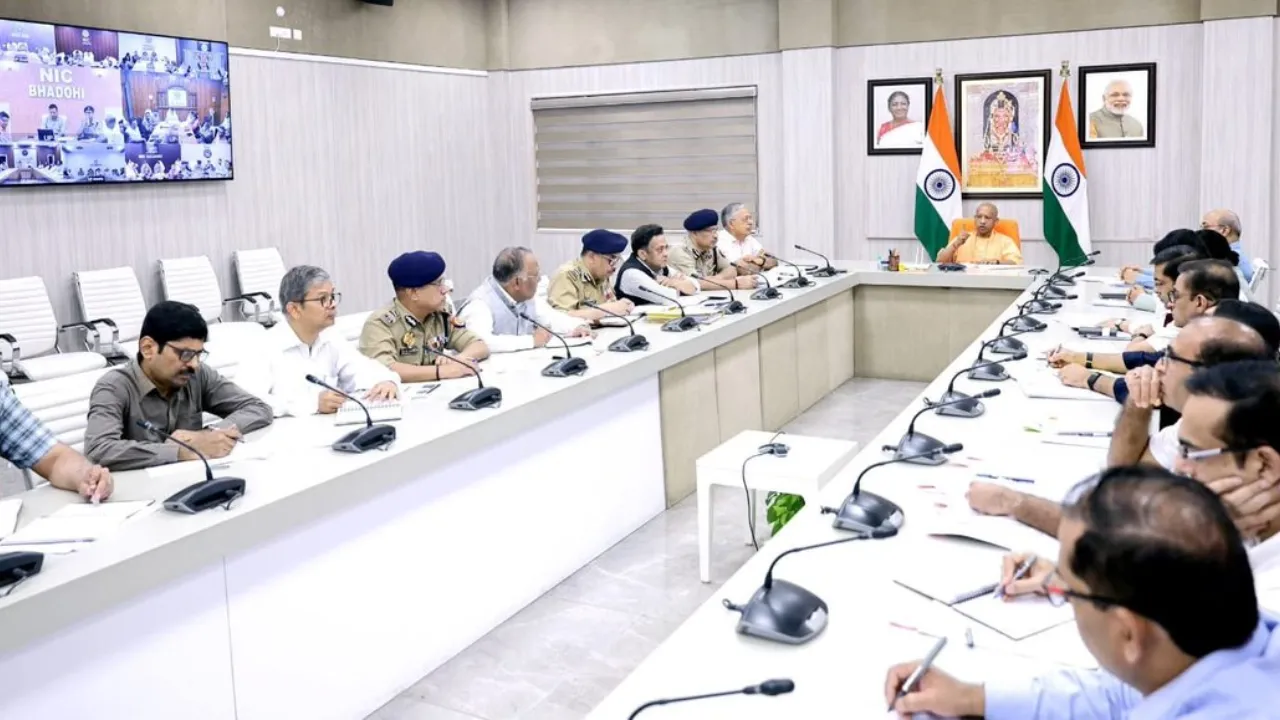CM Yogi Action: 'एक ही दिन में 150 अफसरों को करूंगा सस्पेंड', भ्रष्ट अधिकारियों पर भड़के सीएम योगी