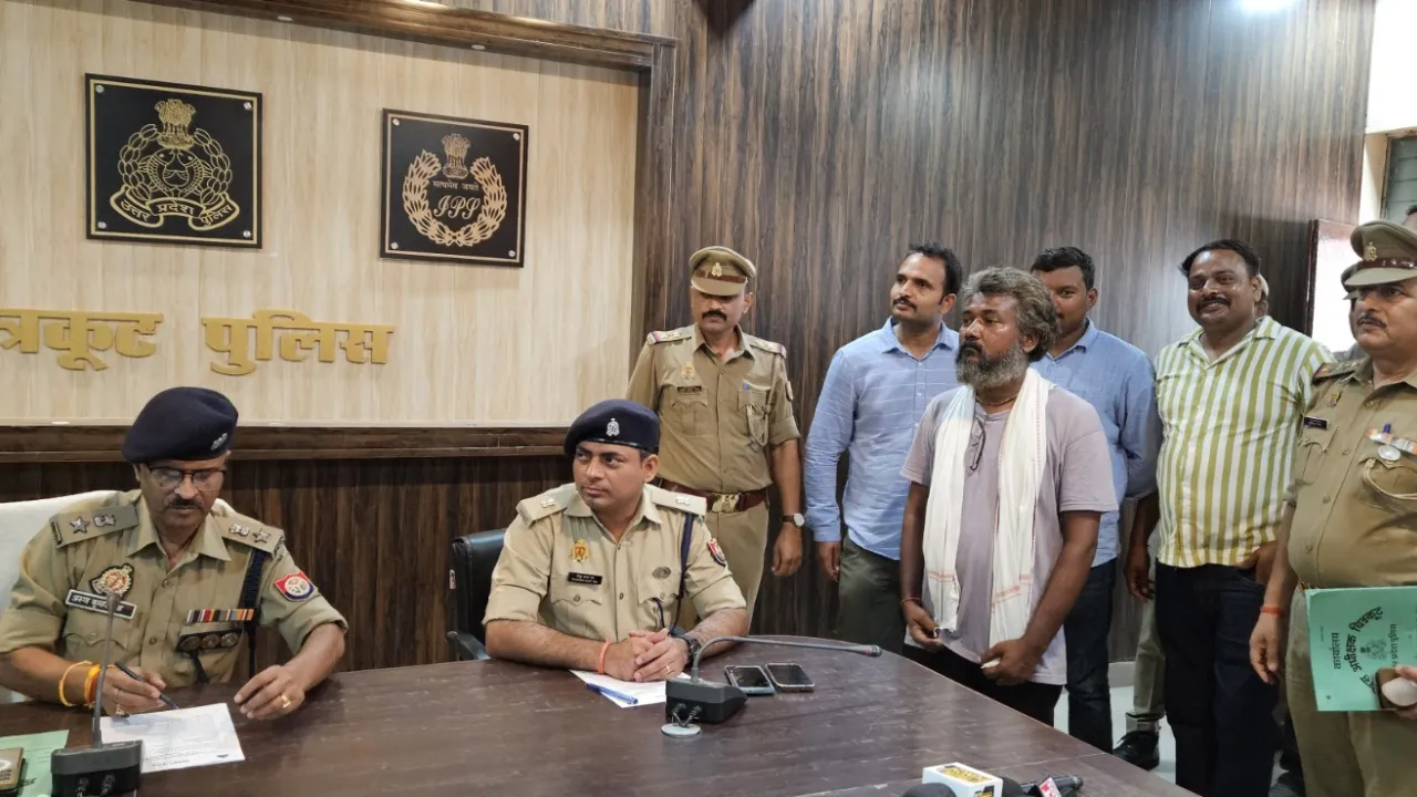 Chitrakoot News: दो महीने से लापता नगर पालिका कर्मी वृंदावन में बना 'साधु', भंडारे में प्रसाद बांटते हुए पुलिस ने ढूंढा