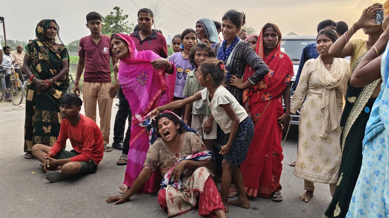 Gonda News: रेलवे ट्रैक पर मिला युवक का शव, परिजनों ने लगाया हत्या का आरोप... हाईवे पर शव रखकर किया प्रदर्शन