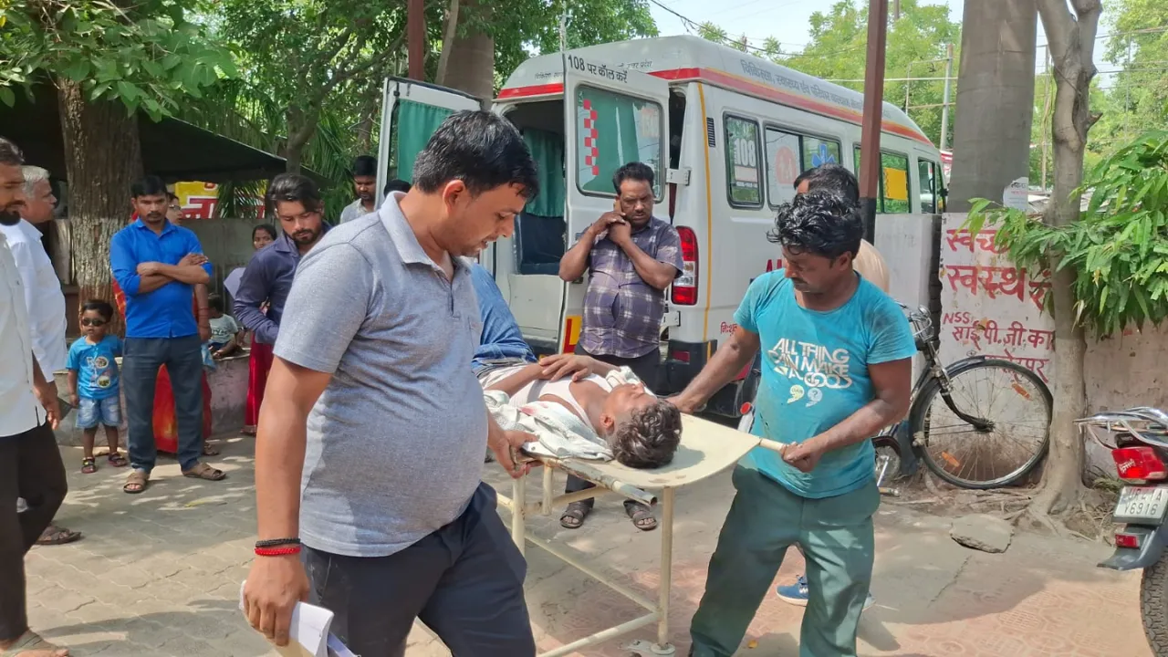 Barabanki Accident: ऑटो और बाइक की आमने-सामने भिड़ंत, महिला समेत छह घायल, दो की हालत गंभीर
