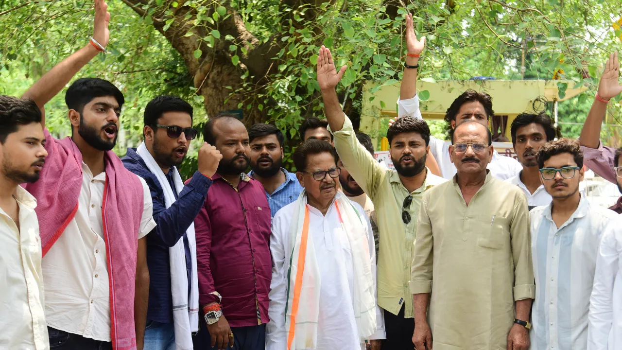 Lucknow University Students Protest: फीस वृद्धि और निष्कासन के विरोध में छात्र आंदोलन को मिला राजनीतिक समर्थन