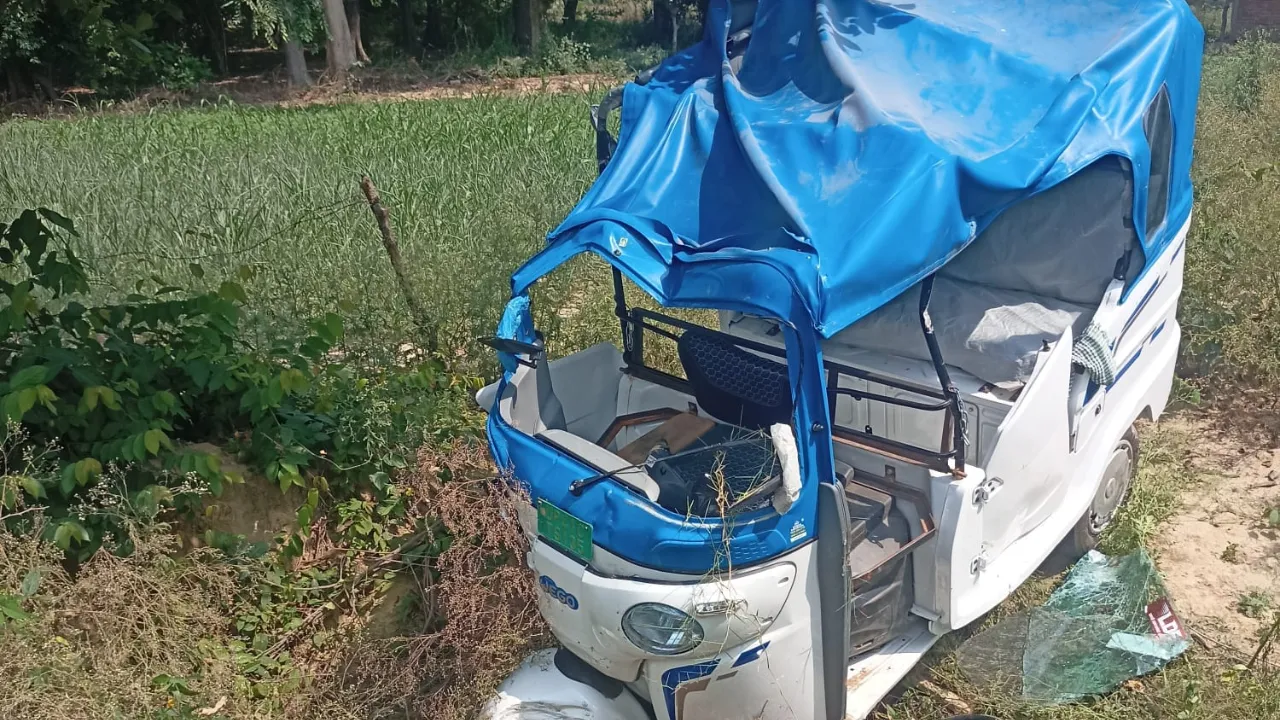 फतेहपुर में ऑटो और बाइक की आमने-सामने भिड़ंत