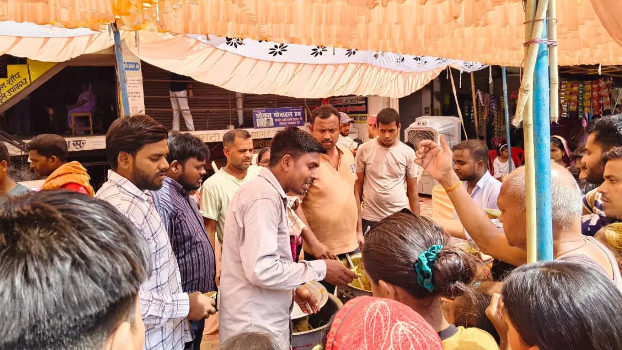 Lucknow News: सातवें बड़े मंगल पर माल थाने के सामने भव्य भंडारा, देर शाम तक भक्तों ने ग्रहण किया प्रसाद