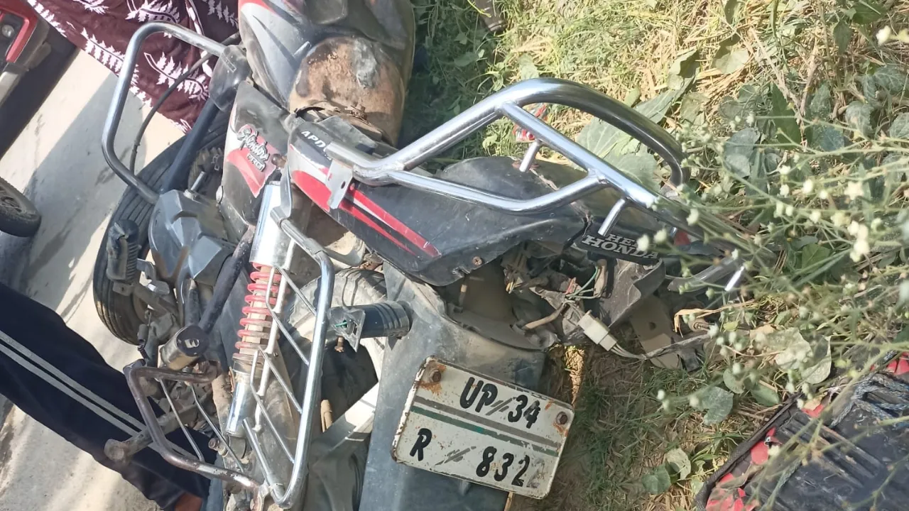 फतेहपुर में ऑटो और बाइक की आमने-सामने भिड़ंत