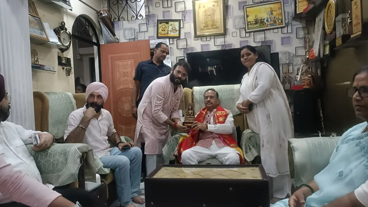 कानपुर नगर निगम में बगावत तेज! 1 जुलाई को लखनऊ में होगी महा-मीटिंग, पूर्व डिप्टी CM डॉ. दिनेश शर्मा से मिलकर बताई सारी समस्या