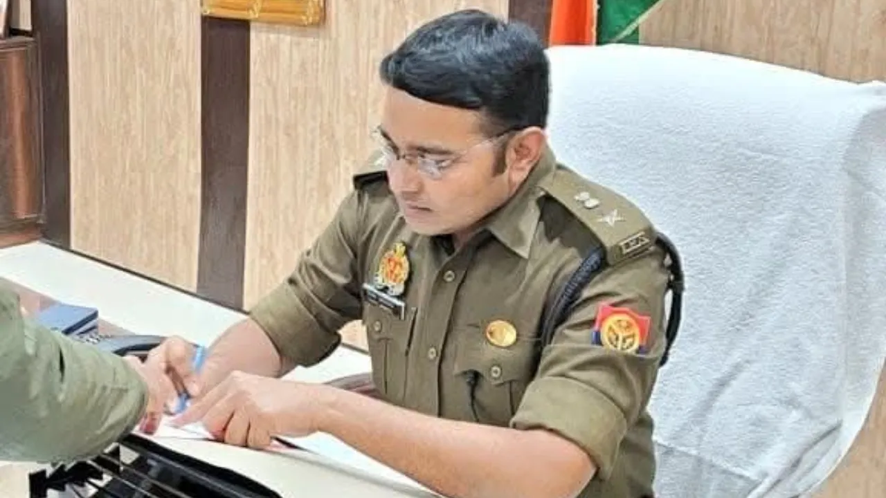 Gonda News: पुलिस चौकी में युवकों से मारपीट के आरोप मे तीन पुलिसकर्मी लाइन हाजिर