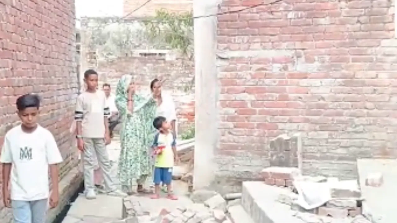 Lucknow News: मुहर्रम में अचानक से गिरा माकान का छज्जा, दो बच्चों की मौत, आठ घायल 