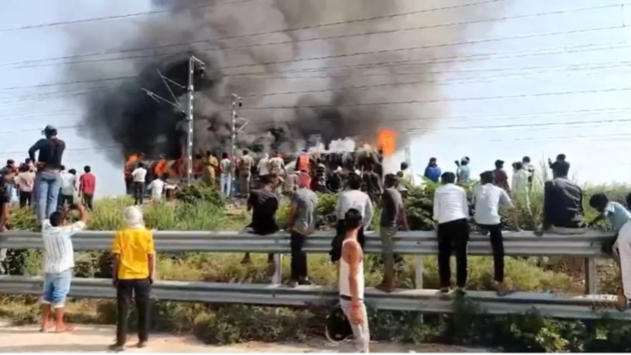 Firozabad Train Fire: गालगाड़ी में लगी आग, धू-धू कर जली पूरी बोगी, मचा हड़कंप