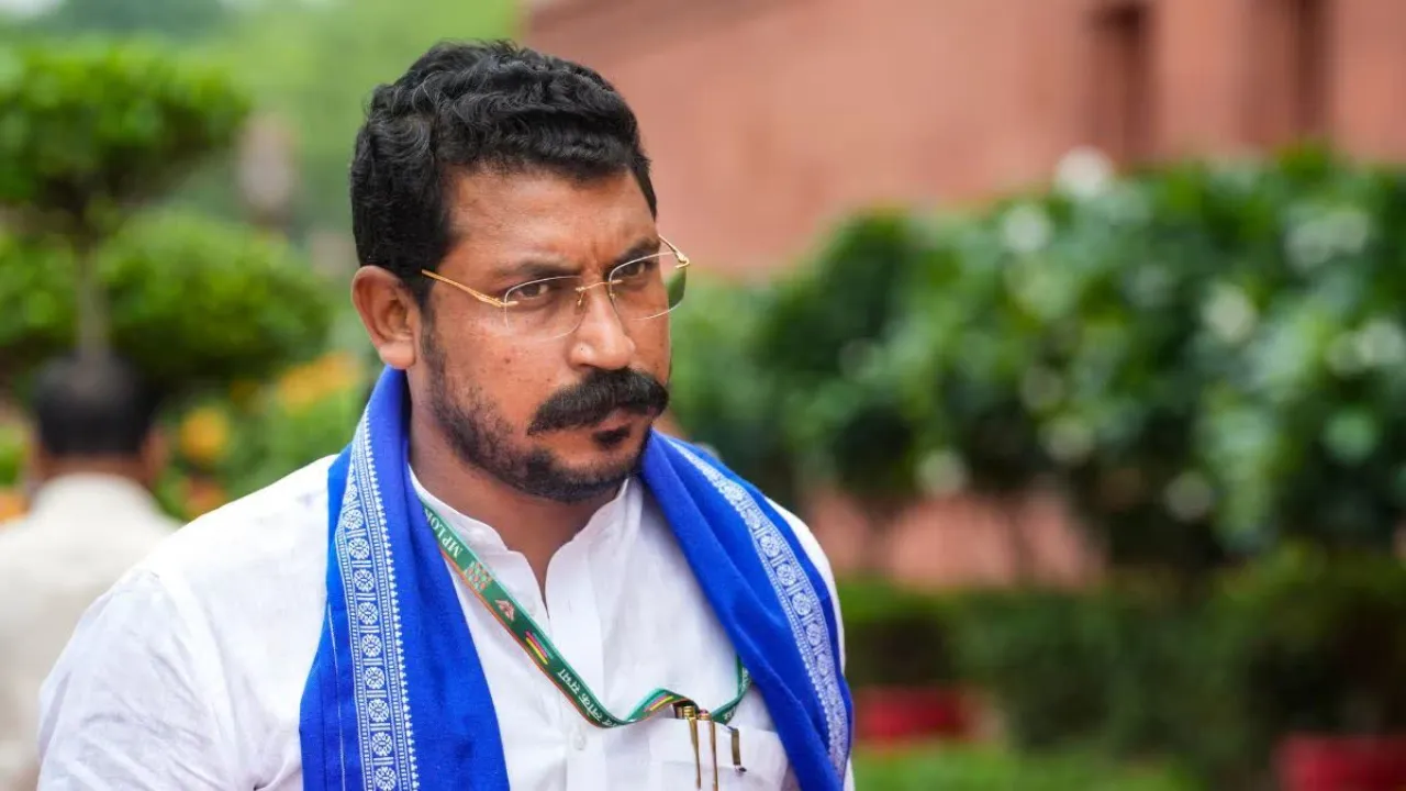 चंद्रशेखर आजाद के आगमन पर सीतापुर में खुफिया विभाग अलर्ट: चकमार्ग पर बन रहा 'अशोक द्वार' प्रशासन ने ढहाया, पुलिस की भारी चौकसी