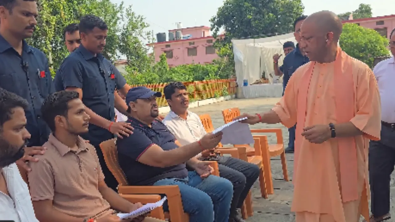 CM Yogi Gorakhpur Janata Darshan: जरूरतमंदों को मिलेगा मकान, गंभीर बीमारों के इलाज का खर्च उठाएगी सरकार