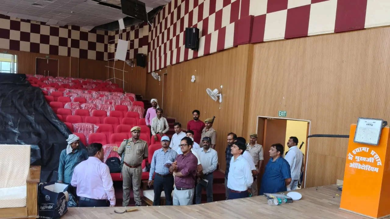 Chitrakoot News: 4 करोड़ की लागत से बना ऑडिटोरियम सालभर में ढहा, भड़के डीएम ने गठित की 3 सदस्यीय जांच कमेटी