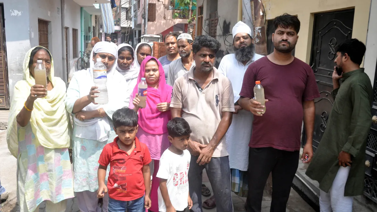 Lucknow News: वजीरबाग मोअज्जम नगर में 5 हजार की आबादी दूषित पानी पीने को मजबूर, आंख बंद कर बैठे अधिकारी
