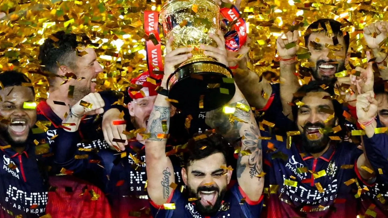 IPL Champion 2026: चैंपियन बनने के बाद भी RCB नहीं निकालेगी विक्ट्री परेड? फ्रेंचाइजी के इस फैसले से फैंस हैरान!