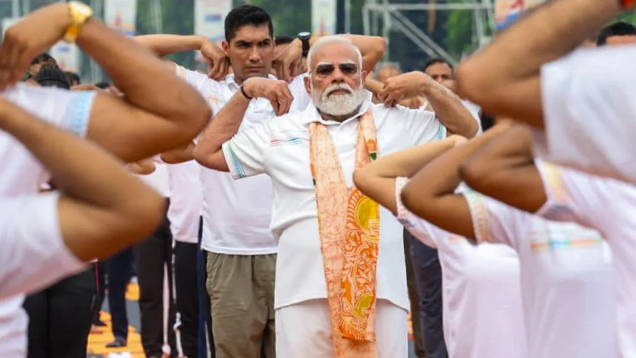12th International Yoga Day: राष्ट्रपति और प्रधानमंत्री के नेतृत्व में देश भर में योग का उत्सव, रक्षा मंत्री व सेनाओं ने भी बढ़-चढ़कर लिया हिस्सा
