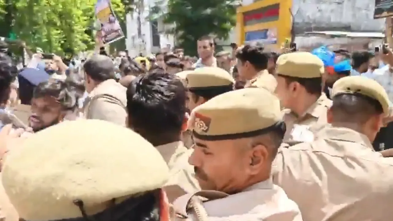 लखनऊ में नीट और पेपर लीक पर महासंग्राम: राजभवन घेराव के दौरान पुलिस और NSUI कार्यकर्ताओं में तीखी झड़प, लाठीचार्ज में छात्र बेहोश