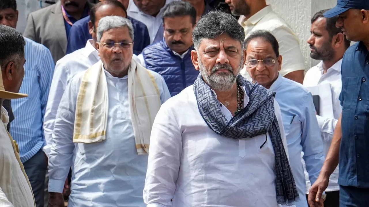 Karnataka Politics: डीके शिवकुमार बने कर्नाटक के नए मुख्यमंत्री, कैबिनेट में सिद्धारमैया के बेटे समेत 13 मंत्री शामिल