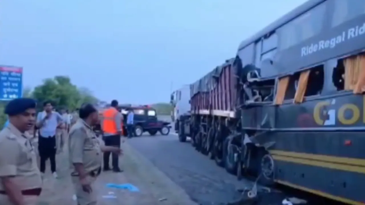 Yamuna Expressway Accident: मथुरा में वोल्वो बस ट्रेलर से टकराई, 4 की मौत, 20-25 घायल
