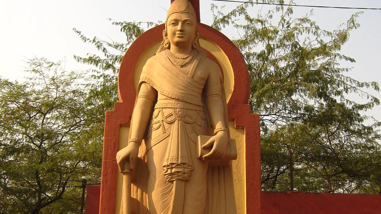 होनहार बालक: चंद्रगुप्त मौर्य के साहस, दानशीलता और कुशाग्र बुद्धि की अमर गाथा
