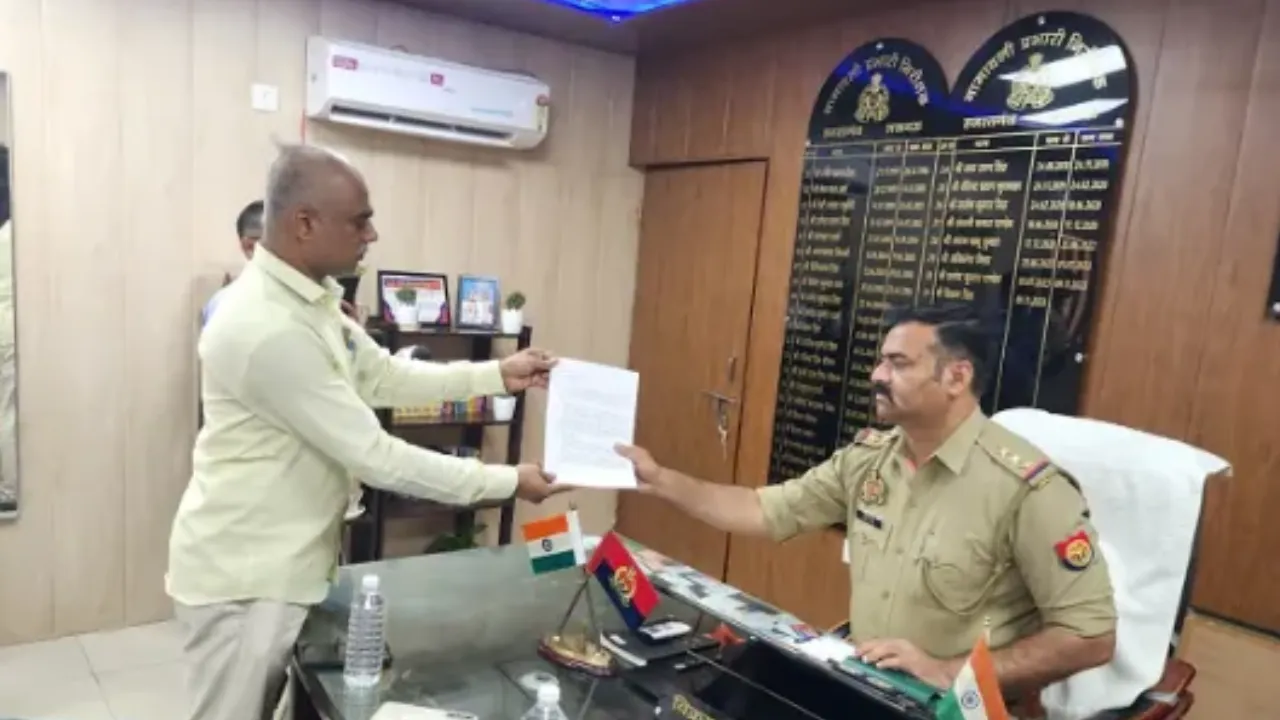विधानसभा के प्रमुख सचिव के खिलाफ हजरतगंज थाने में दी तहरीर, पूर्व सूचना अधिकारी कर्मेश प्रताप सिंह ने की शिकायत