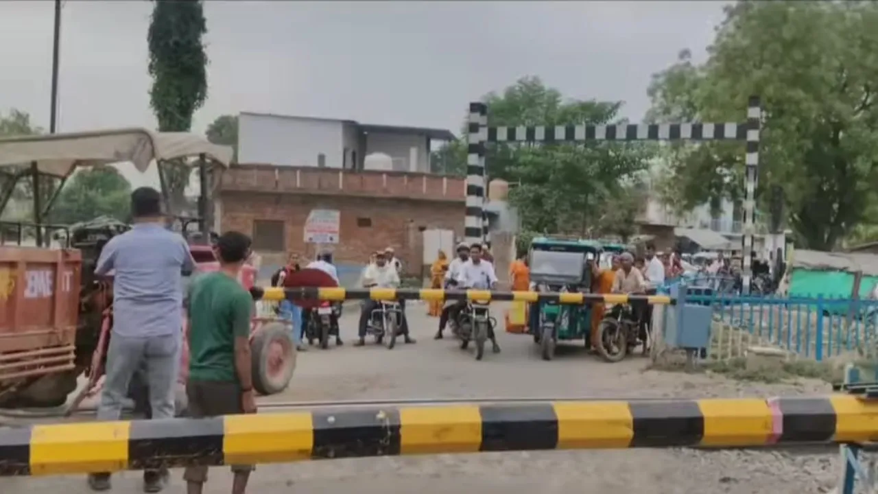 Raebareli News: लोको पायलट की समझ से बची सैकड़ों यात्रियों की जान, पटरी पर फंसा ट्रैक्टर