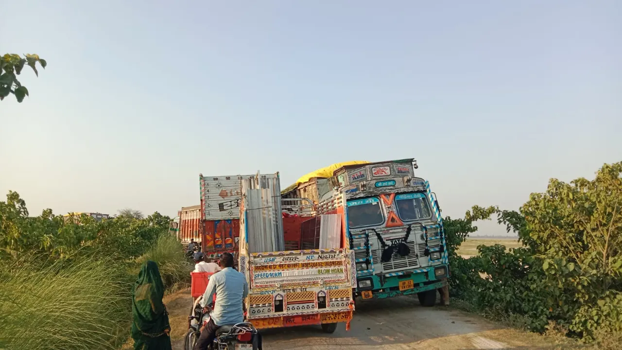 सरयू नदी में धड़ल्ले से जारी बालू खनन पर भड़के ग्रामीण, मंडराया बाढ़ और भीषण कटान का खतरा