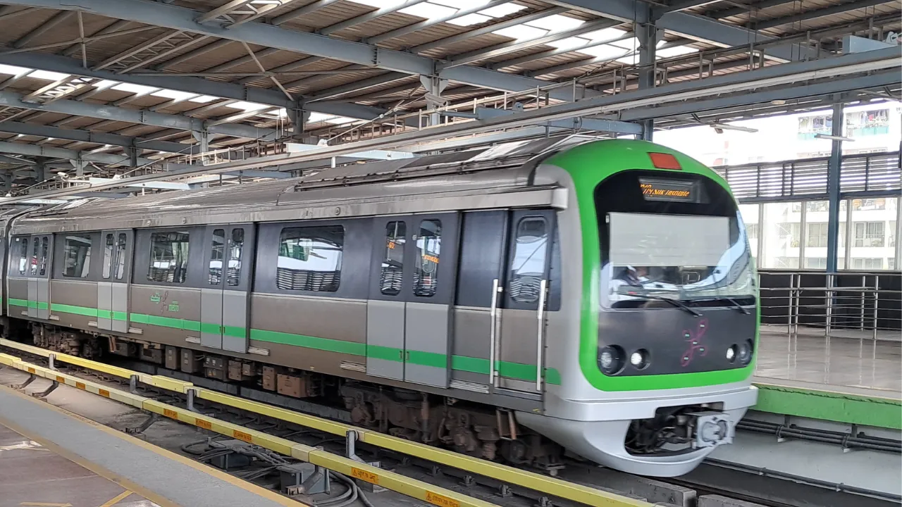 UPMRC का राष्ट्रीय कीर्तिमान: 1.1 लाख वर्ग मीटर का ग्रीन बेल्ट और सौर ऊर्जा से चमक रही लखनऊ-कानपुर मेट्रो