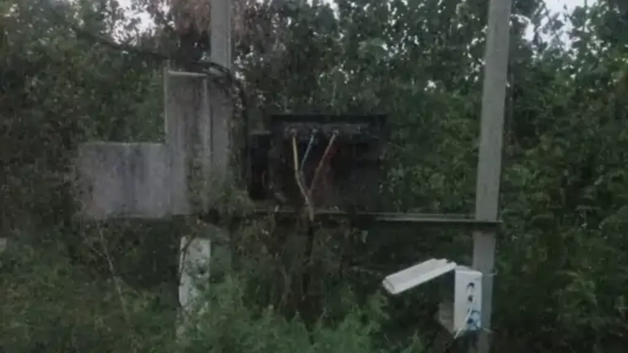 Bareilly News: चार दिन से फुंका ट्रांसफार्मर, 40 परिवार अंधेरे में... सांसद से लगाई गुहार