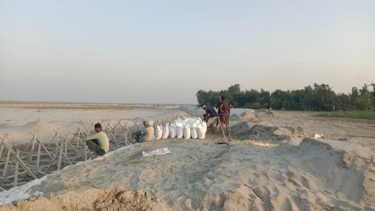 करोड़ों के बाढ़ सुरक्षा कार्य में अनियमितता के आरोप...बाढ़ से पहले ही उजागर हुईं खामियां, कार्रवाई की मांग
