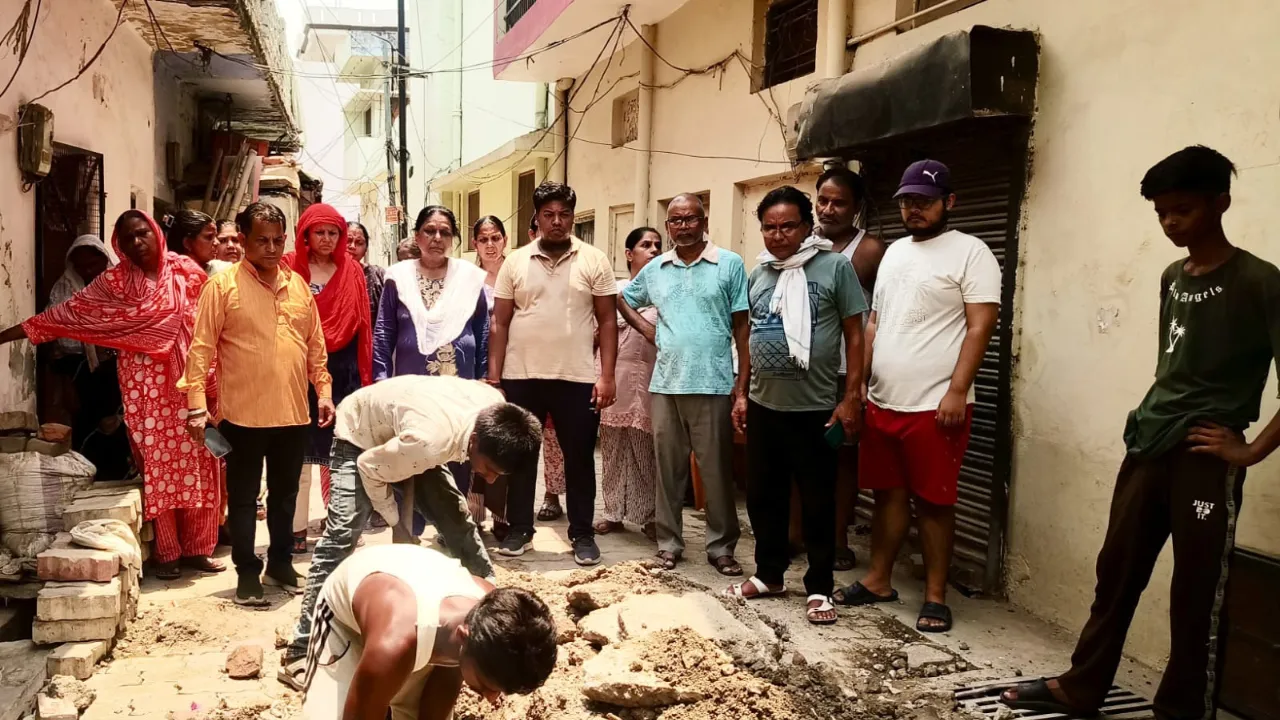 राजधानी में बिजली संकट बरकरारः पानी को तरसे लोग, बेअसर रही हेल्पलाइन और अधिकारियों के फोन