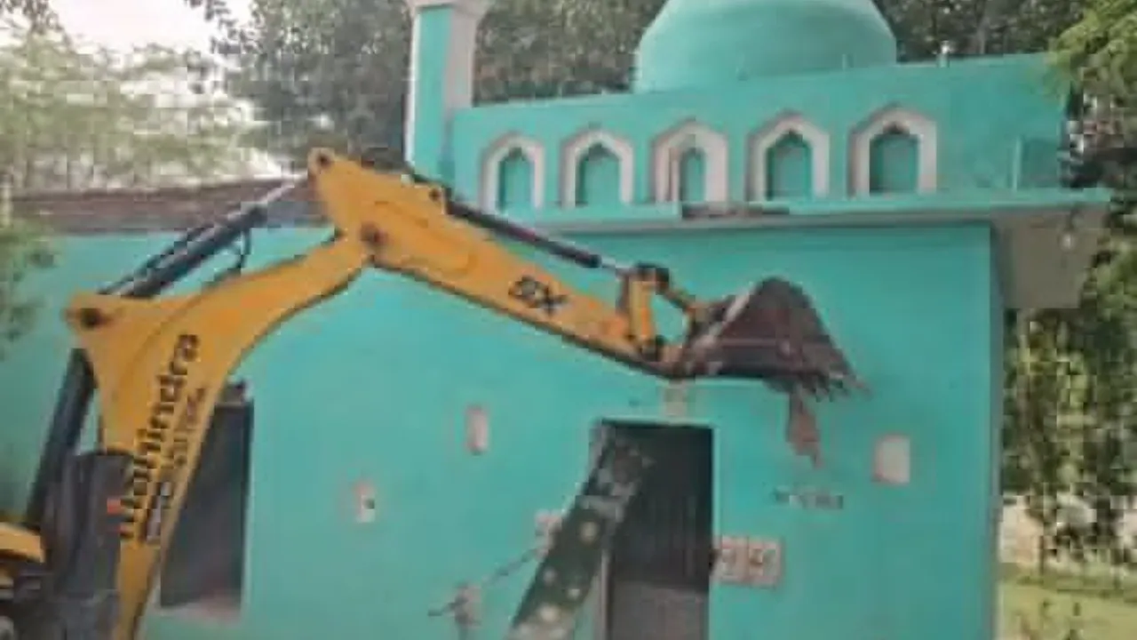 संभल में प्रशासन की सख्ती: सरकारी जमीन पर बनी अवैध मजार, चला बुलडोजर